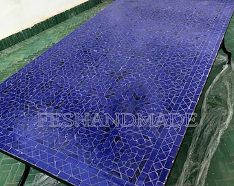 Pode incluir: Uma mesa com tampo de mosaico de azulejos azuis com um padrão geométrico. A mesa é feita de metal e tem uma moldura preta. A mesa é feita à mão e tem o texto "FESHANDMADE" na superfície.