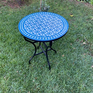Incredibile tavolo in mosaico marocchino, tavolo da esterno, tavolo rotondo di lusso, tavolo artigianale, tavolo in piastrelle di mosaico, tavolo zellige.
