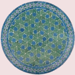 Puede incluir: Una mesa redonda de mosaico con un patrón geométrico azul y verde. El centro de la mesa presenta un diseño de estrella repetido.
