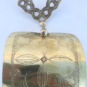 Supporto in carta in ottone inciso realizzato interamente a mano. Porta carta igienica. Inciso a mano con un disegno tipicamente marocchino.