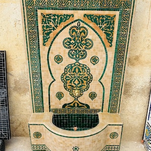 Marokkanischer Mosaik Brunnen.Mosaik Fliesenfontäne, Innenwasserfontäne, Inneneinrichtung, Terrasse innen und außen Dekor.