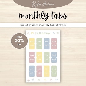 Puede incluir: Una hoja de pegatinas de pestañas mensuales de colores para bullet journals. Cada pestaña es de un color pastel diferente y está etiquetada con un mes. El texto "monthly tabs" está en la parte superior, con la marca "Rylee Autumn". Indica un 30% de descuento.