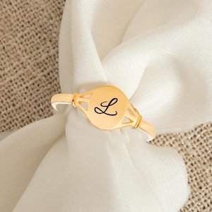 Anel de sinete oval personalizado - Anel com inicial gravada delicada - Anel de dedo mindinho pequeno - Anel de compromisso - Presente de aniversário Anel mini personalizado para ela
