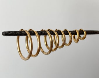 Unisex-Creolen aus Gold – hypoallergene Ohrringe aus chirurgischem Stahl für Männer und Frauen, 2 mm