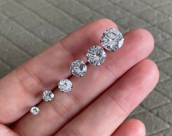 Clous d'oreilles ronds classiques avec diamants CZ - Modèle hypoallergénique à quatre griffes avec tailles