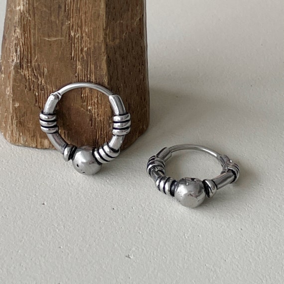 Orecchini a cerchio Bali ossidati / Orecchini a cerchio tribali in stile vichingo / Orecchini a cerchio unisex da uomo e da donna / Gioielli in titanio ipoallergenico - Italia