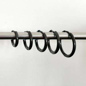 2.5 mm ブラック フープ イヤリング ステンレススチール - 軽量ゴシック ハギーとスリーパー フープ - 低刺激性イヤリング