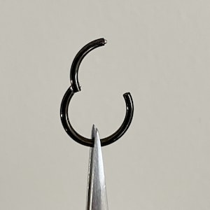 Kleine schwarze Septum Ring - kleine Creolen - Nasen Schmuck - Geschenk für Sie oder Ihn