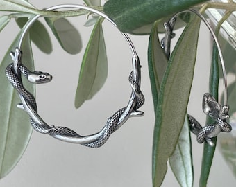 Mystique Titanium Snake grote hoepel oorbellen - statement sieraden