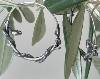 Mystique Titanium Snake grote hoepel oorbellen - statement sieraden