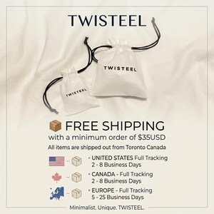 Pu&ograve; includere: Due piccole sacche bianche con coulisse con la parola "TWISTEEL" stampata in nero. Le sacche sono su uno sfondo bianco. Il testo "TWISTEEL" &egrave; anche nella parte superiore dell'immagine. L'immagine contiene anche informazioni sulla spedizione.