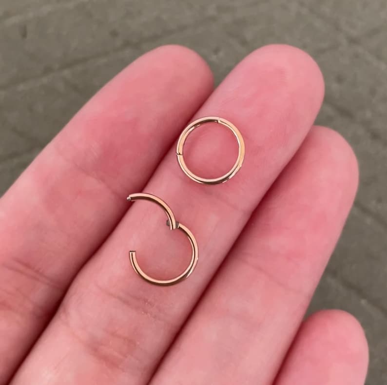 Zierlicher Rose Gold Nasen Ring Minimalistischer Hinged Hoop für Knorpel & Helix Piercings Bild 1