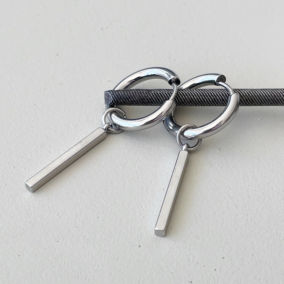 Orecchini pendenti, orecchini a barra verticale, orecchini pendenti minimal in argento, orecchini in stile Uno de 50, orecchini a bottone con punta
