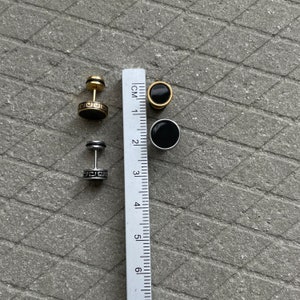 Schwarze Emaille-Ohrstecker | Titan-Ohrstecker mit Schraubverschluss | Minimalistische Herren-Ohrstecker mit flacher Rückseite Bild 11