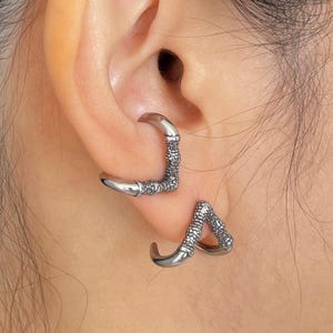 Dragon Claw Earrings - Bird Claw Earrings - Unisex Mythical Jewelry - Gothic Stud Earrings
