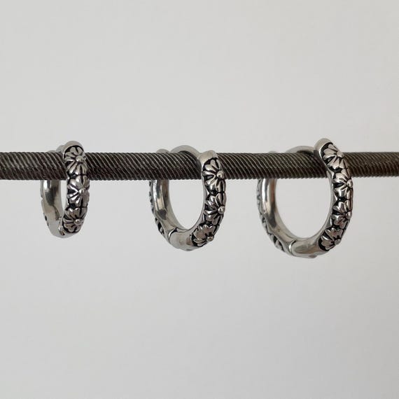 Unisex Titanium Daisy Flower Hoop Earrings - Hypoallergenic - Lightweight & Durable Earrings