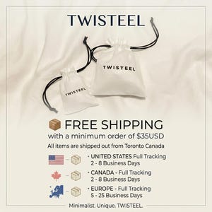 K&ouml;nnte beinhalten: Zwei kleine wei&szlig;e Kordelzugbeutel mit dem Wort "TWISTEEL" in Schwarz aufgedruckt. Die Beutel befinden sich auf einem wei&szlig;en Hintergrund. Der Text "TWISTEEL" befindet sich oben im Bild, und die Worte "FREE SHIPPING" sind ebenfalls sichtbar.
