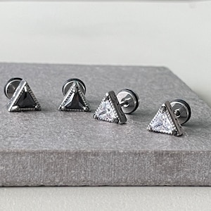 Titan Triangel Örhängen – Svarta CZ Geometriska Örhängen – Minimalistiska Unisex Örhängen – Moderna Edgy Smycken