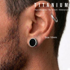 Schwarze Emaille-Ohrstecker | Titan-Ohrstecker mit Schraubverschluss | Minimalistische Herren-Ohrstecker mit flacher Rückseite Bild 5