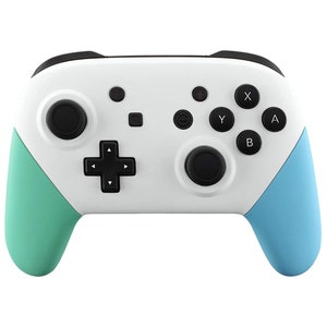 Op de afbeelding: Een witte Nintendo Switch-controller met zwarte knoppen en een groene en blauwe grip.