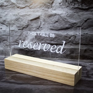 Segno di posto riservato, segni da tavolo con supporto, segno del ristorante, segni riservati in acrilico in legno, titolari di carte da tavolo del caffè, numero del tavolo di nozze