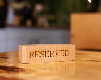 Reserverad skylt i askträ: Borddekoration i restaurang