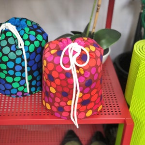 Stained Glass Cinch Top Taschen - Mehrere Farben | Einzeln oder 2er-Set für Pool, Camping, Fitnessstudio oder Reisen mit Netztaschen und Kordelverschluss.