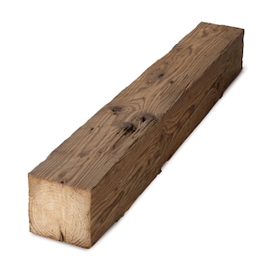 Könnte beinhalten: Ein langer, rechteckiger Holzbalken mit einer dunkelbraunen, verwitterten Oberfläche. Die Struktur zeigt eine ausgeprägte natürliche Holzmaserung, mehrere dunkle Astlöcher und ein raues, texturiertes Erscheinungsbild über die gesamte Länge.