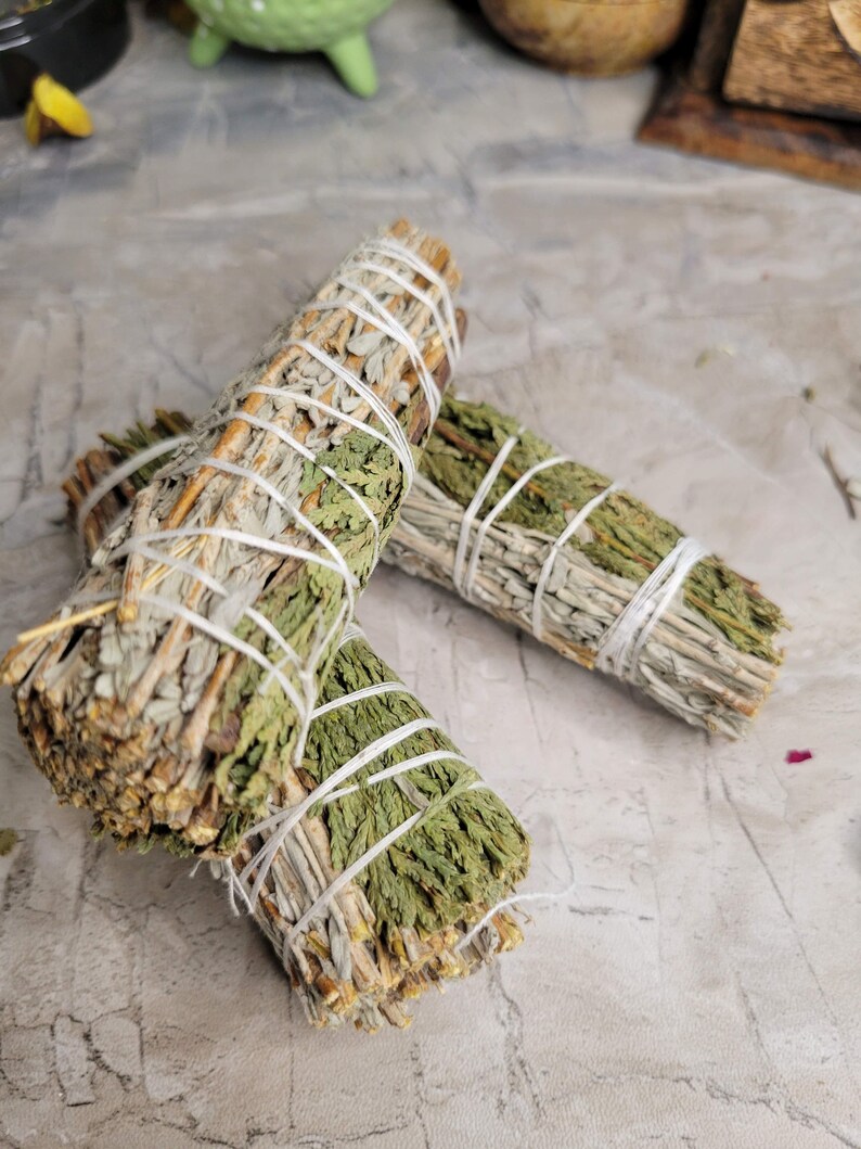 Pu&ograve; includere: Due mazzi di salvia e cedro legati con spago. I bastoncini sono una miscela di marrone e verde.