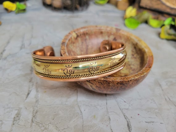 Copper bracelet shop turns arm green