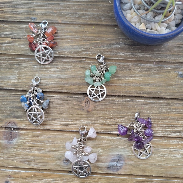 Pendentif pentagramme éclats de pierres mélangées : breloque de protection en cristal