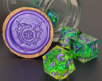 Glitch - Handgefertigtes RPG Würfelset in einer Zaubertrankflasche, Grüne und Lila D&D Würfel mit funkelnden Einschlüssen, Polyedrisches Würfelset für RPG's und DnD