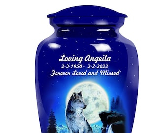 Könnte beinhalten: Blaue Keramikurne mit einem Wolf, der in einer Waldszene zum Mond heult. Die Urne trägt den Text "Loving Angeila 2-3-1950 - 2-2-2022 Forever Loved and Missed"