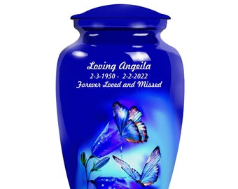 Puede incluir: Urna de cerámica azul con un diseño de mariposa y flores. La urna tiene el texto "Loving Angeila 2-3-1950 - 2-2-2022 Forever Loved and Missed" en la parte delantera.