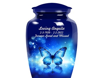 Puede incluir: Urna de cerámica azul con un diseño de mariposa y el texto "Loving Angeila 2-3-1950 - 2-2-2022 Forever Loved and Missed".