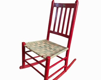 Sedia a dondolo vintage per bambini, in legno, con giunzione a incastro e a fuso, decorata con motivi floreali, seduta con cinghie in tela intrecciata, anni '50.