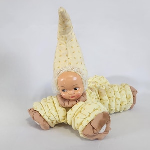 Yo-Yo Puppe, Vintage, gelber Stoff, Pom Pom Füße und Hände, 1950er Jahre