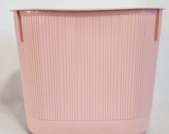 ラバーメイドのゴミ箱、ソフトピンク、プラスチック、バスルーム、楕円形、リブ付き、パウダールーム、ゴミ箱、ヴィンテージ、1980年代
