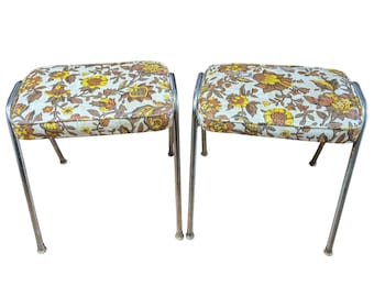 Taburetes apilables vintage de vinilo estilo mediados de siglo, par, estructura de metal tubular, diseño floral, girasoles, Stylerite Furniture, década de 1970.