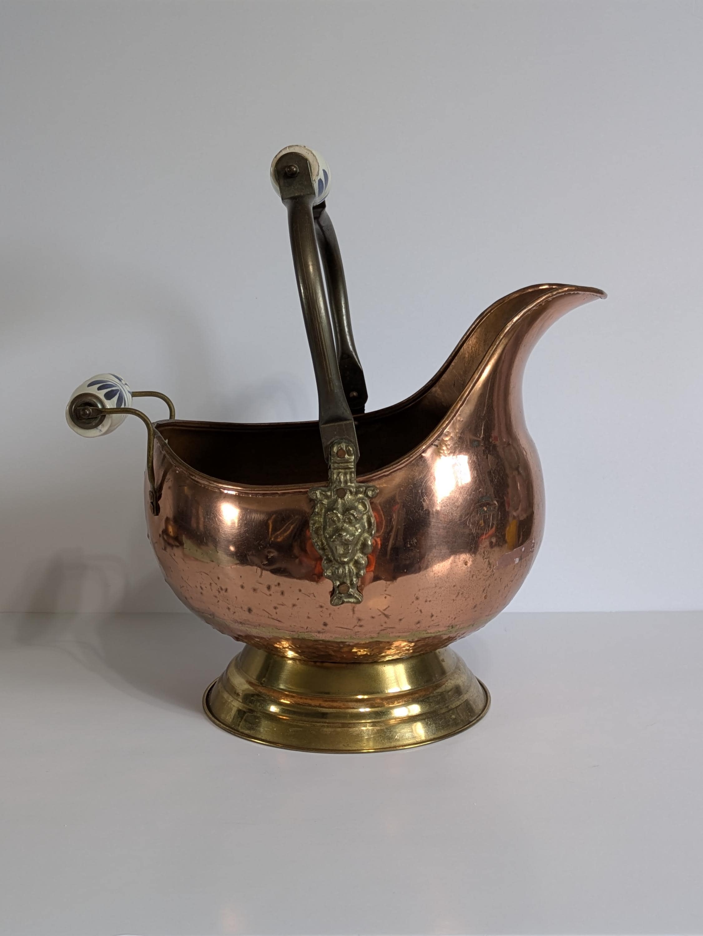 lee hale リーヘイル　nose object 銅 壁掛け Coal Scuttle, Ash Bin, Copper and Brass, Lions Head, Delft