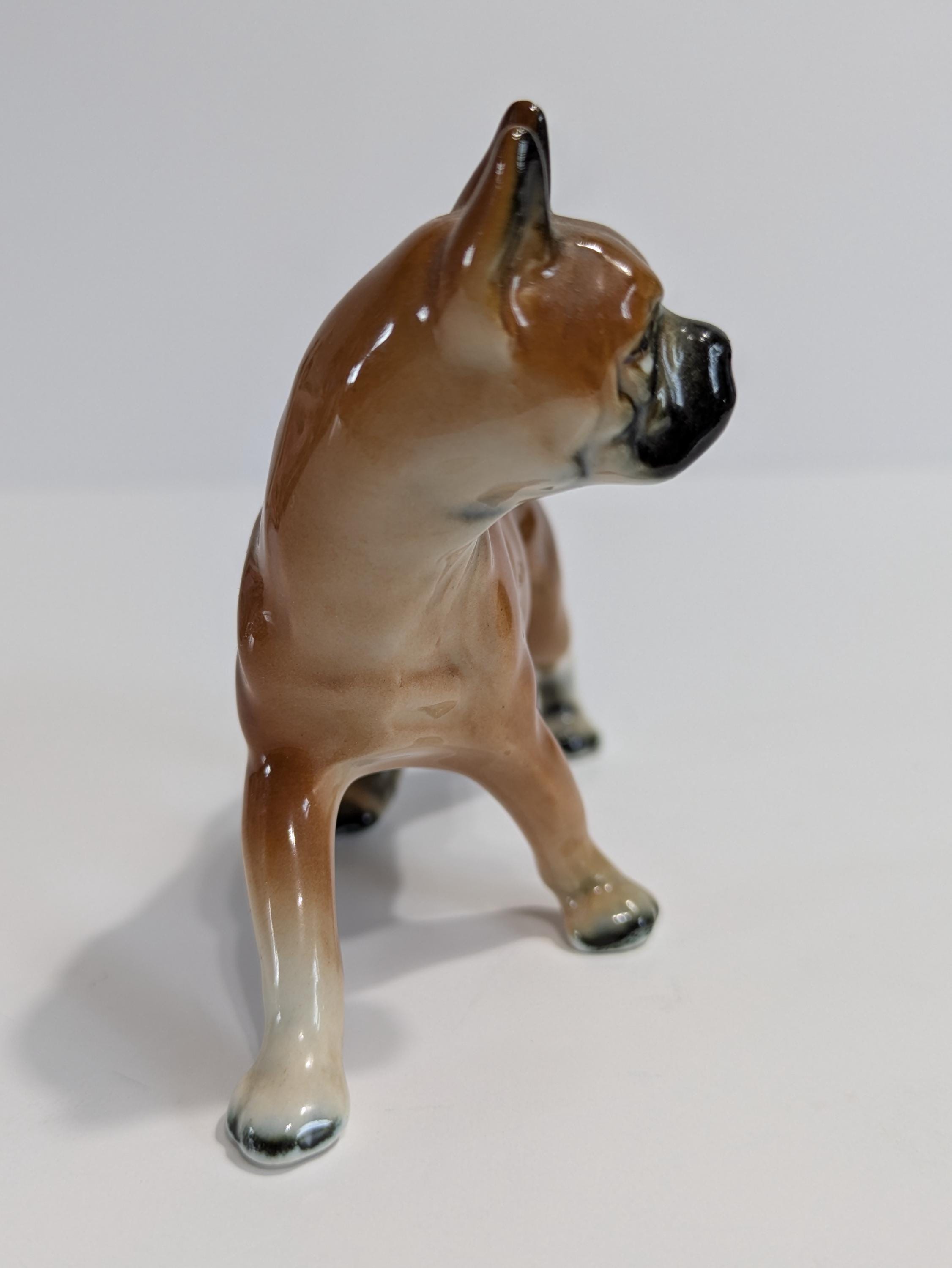 ボクサー犬 置物 黒と白 ボクサー犬 置物 黒と白 ボクサー犬の置物、茶色、釉薬をかけた陶器、