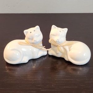 1 Set Salz und Pfefferstreuer aus Porzellan von Kitty. Jahrgang
