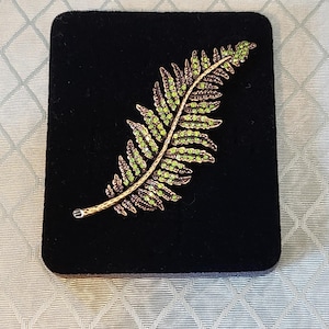 Heidi Daus &quot;Maiden Fern&quot; pin met pavè-kristalaccent, vintage, jaren 1980, blad, Swarovski