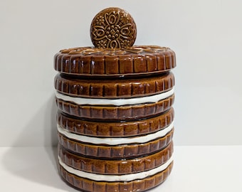 Kakburk i keramik, staplade kakor, köksinredning, samlarobjekt, vintage, 1950-talet