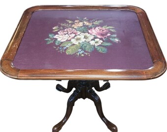 Kanteltafel, bordeaux walnoot, messing, bloemen, rozen, madeliefjes, narcissen, vergeet-mij-nietje, vintage