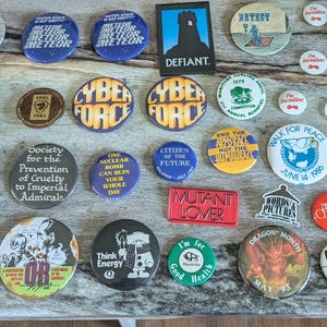 Advertising collector&#39;s pinback buttons, Vintage, Sold in Lots of 5.