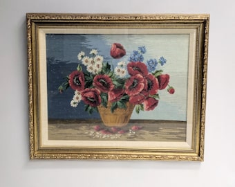 花柄の壁掛け、静物画、ポピーの入ったバスケット、ヴァイラー・ゴッブラン、プチ・ポワン、刺繍、金色の装飾が施された木製フレーム、ヴィンテージ、1960年代
