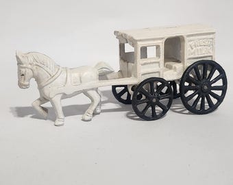 Jouet en fonte, chariot à lait tiré par des chevaux, collection « FRESH MILK », vintage, 1950