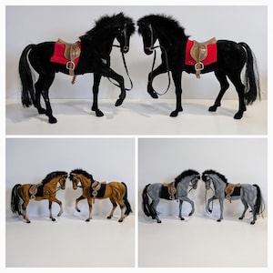 Peut inclure: Quatre paires de chevaux jouets de différentes couleurs : noir, marron et gris. Chaque cheval est équipé d'une selle avec une assise rouge ou marron et des sangles en cuir marron. Les chevaux sont en position de marche ou debout.