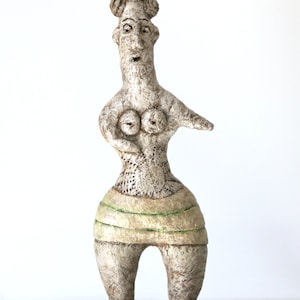 donna e uccello, piccola scultura, cartapesta, arte antica, decorazione per mensole, decorazione per casa e ufficio